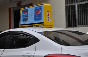 Exhibición de publicidad exterior móvil P5 en el carro / taxi.